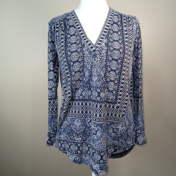 LUCKY BRAND TOP, GEOMETRIC PRINT, BLUE AND WHITE COLOR, VNECK, SIZE SMALL - Picture 1 of 7